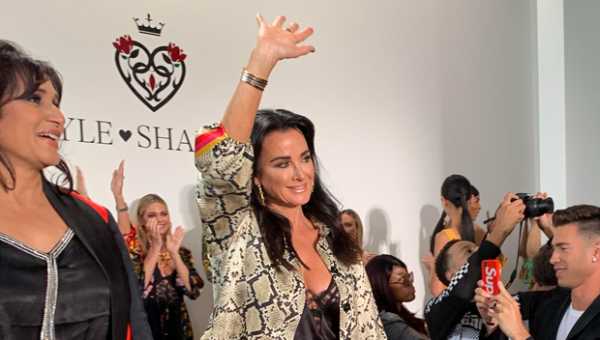 Lisa Rinna, Dorit Kemsley & More ‘Real Housewives’ Strut Their Stuff In Kyle Richards’ NYFW Show