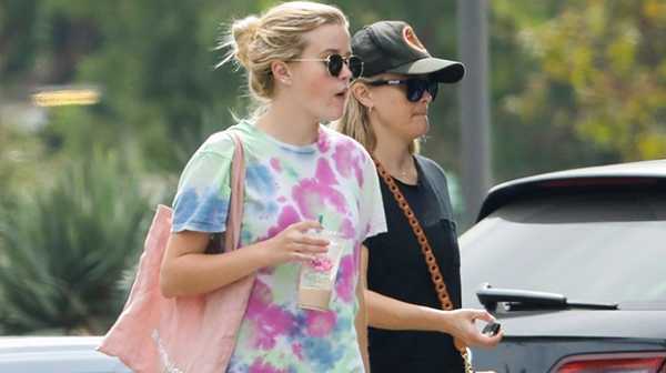 Reese Witherspoon & Daughter Ava, 20, Look Like Twins On Casual Mother & Daughter Outing