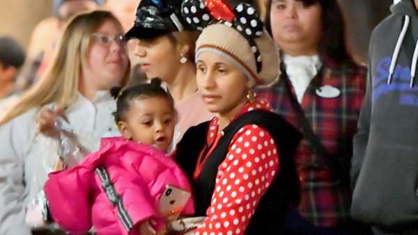 Cardi B Goes Makeup-Free On Sweet Disneyland Outing With Daughter Kulture, 1 — Pics