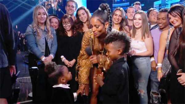 AMAs Host Ciara’s 2 Adorable Kids, Future Jr., 5, & Sienne, 2, Give Love To Mom Onscreen