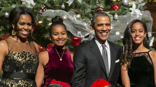 Sasha, 18, & Malia, 21, Look So Grown Up In New Obama Family Thanksgiving Pic