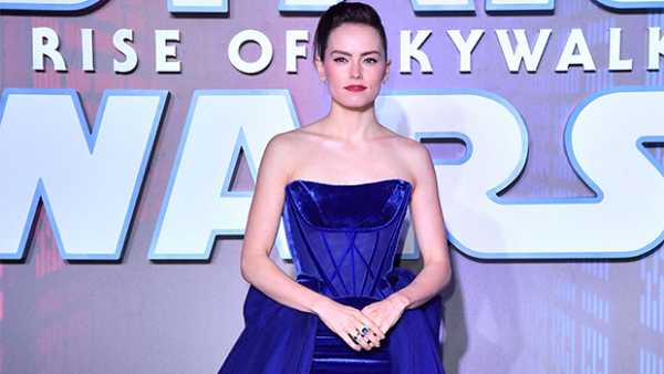 Daisy Ridley, Taylor Swift & More Best Dressed Celebrities Of The Week – Pics