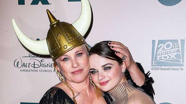 Joey King Proudly Shows Off Her Bruised Head After Being Hit By Patricia Arquette’s Golden Globe