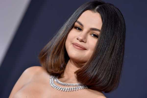 See Selena Gomez’s Personal Photos From Her New Year’s Eve Hawaii Vacation