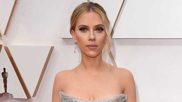 Scarlett Johansson Dazzles On The Oscars Red Carpet In Stunning Metallic Gown