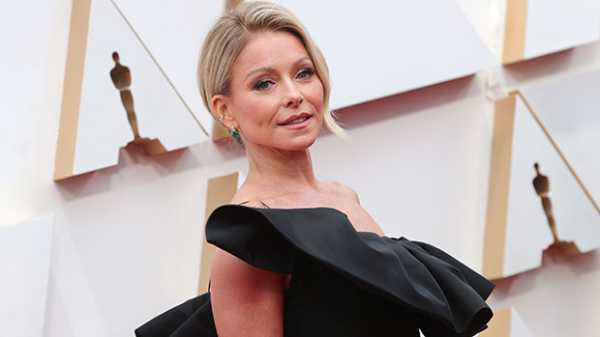 Oscars Red Carpet 2020: Kelly Ripa, Margot Robbie & More Stars Dazzle