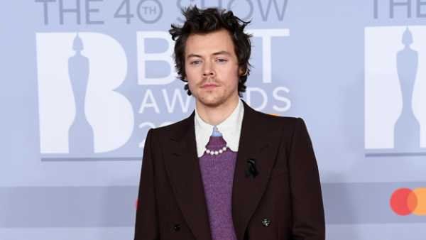 Harry Styles Wows The 2020 BRIT Awards Red Carpet In Suit With Purple Sweater & Pearl Necklace