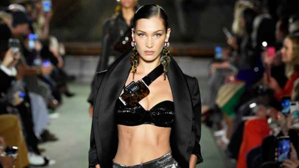 19 Models Revealing Their Abs In Crop Tops On The Runway: Bella Hadid & More