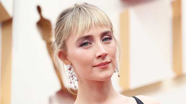 Saoirse Ronan Shows Off New Bangs & Stuns In Plunging Gown At The Oscars