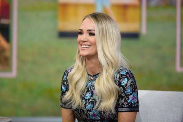 See Carrie Underwood’s Abs in Poolside Quarantine Photo