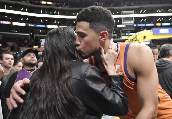 Kendall Jenner Kisses Her Boyfriend Devin Booker In Public