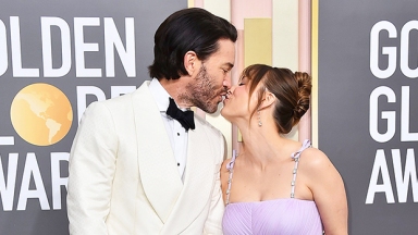 Pregnant Kaley Cuoco Cradles Baby Bump & Kisses BF On Golden Globes Red Carpet: Photos