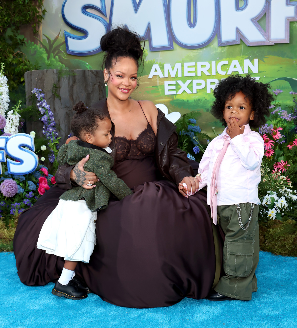 Rihanna gave birth to a daughter! The singer shared the first photo and the baby's name2
