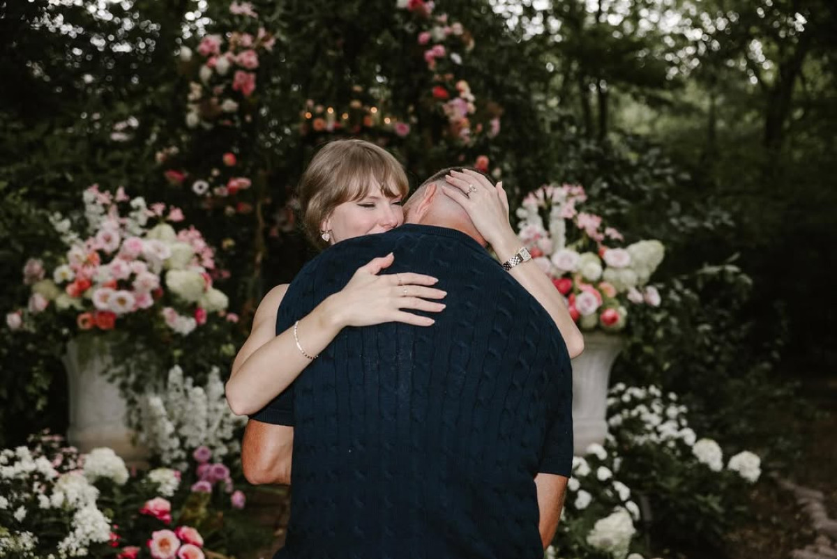 Official: Taylor Swift is engaged to Travis Kelce3
