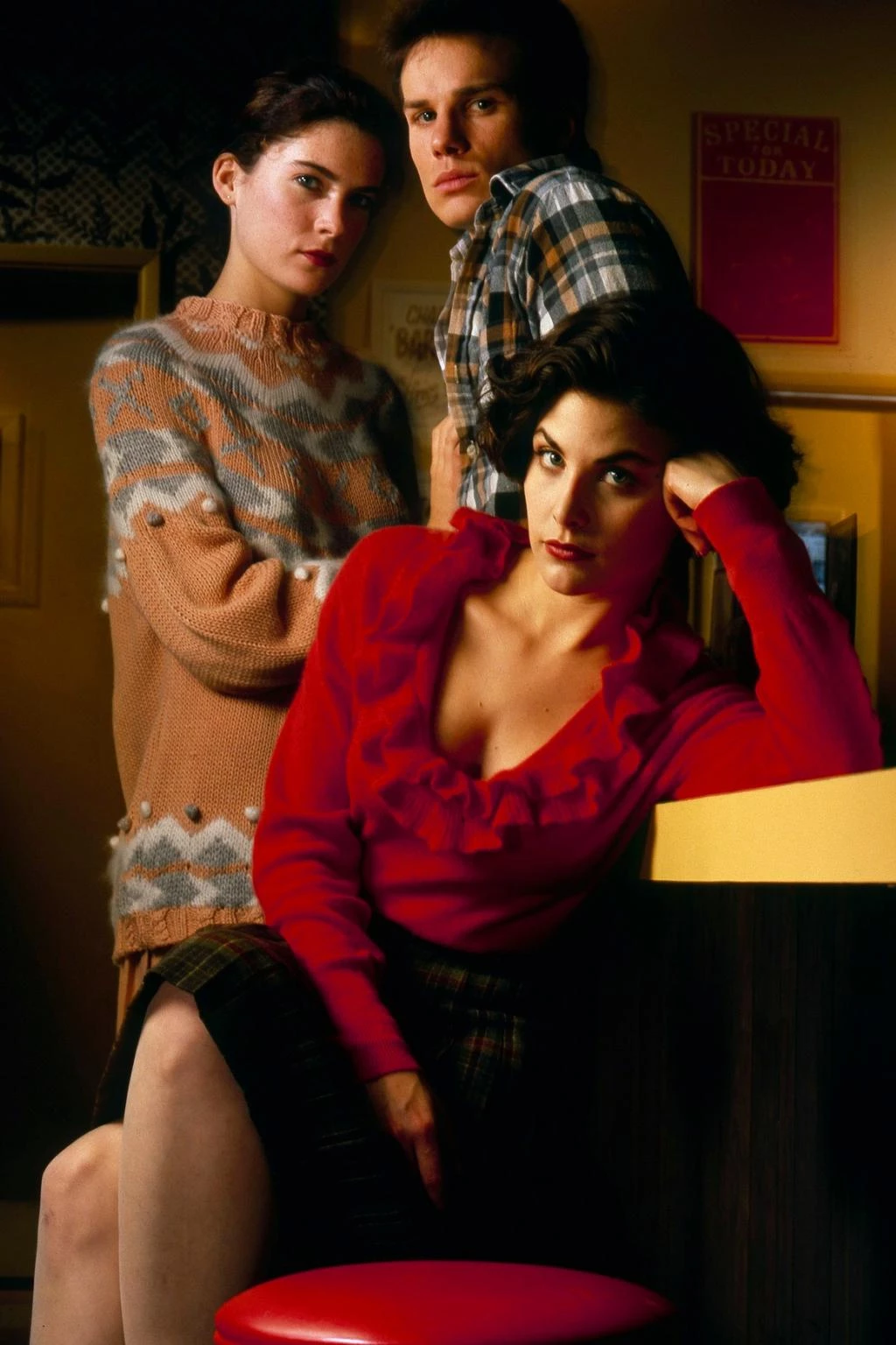 American noir: fashion in the TV series "Twin Peaks" by David Lynch5
