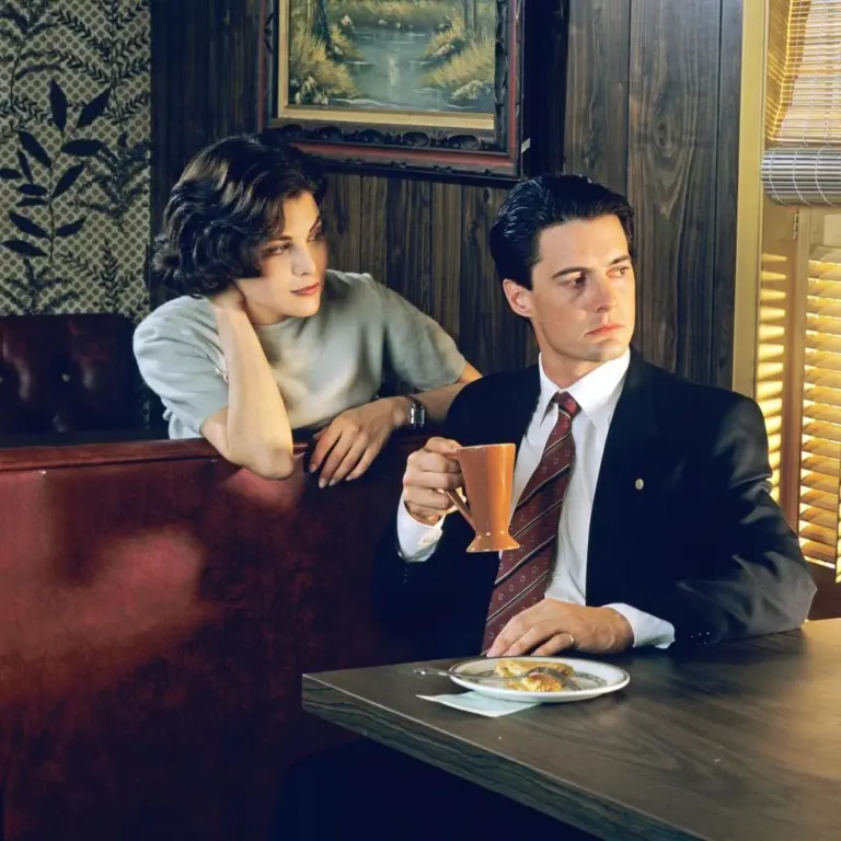 American noir: fashion in the TV series “Twin Peaks” by David Lynch