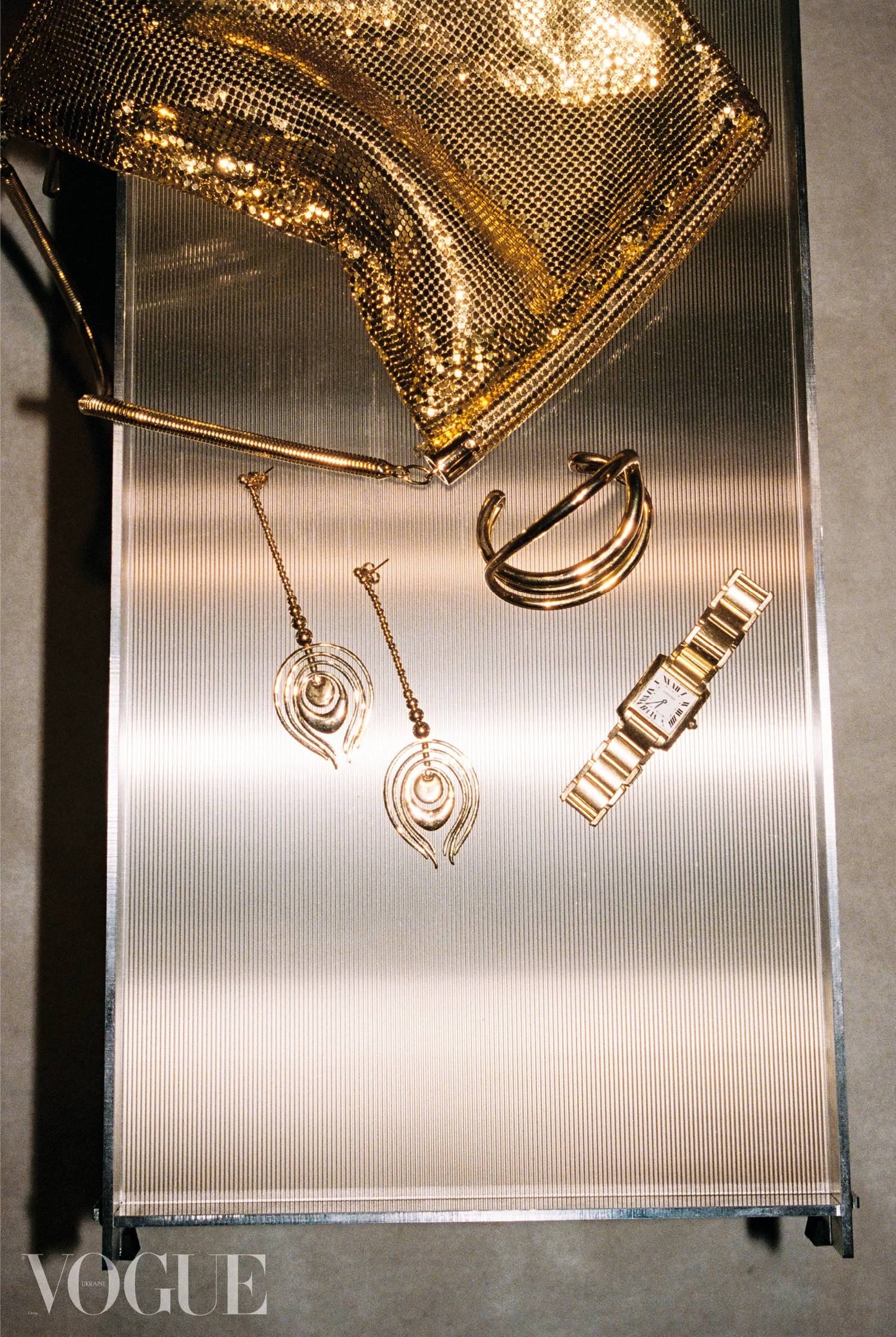 Brass bag, Rabanne, coffee bracelet, brass, gold plating, Charlotte Chesnais, watch, yellow gold, Cartier, earrings, brass, Zimmermann12
