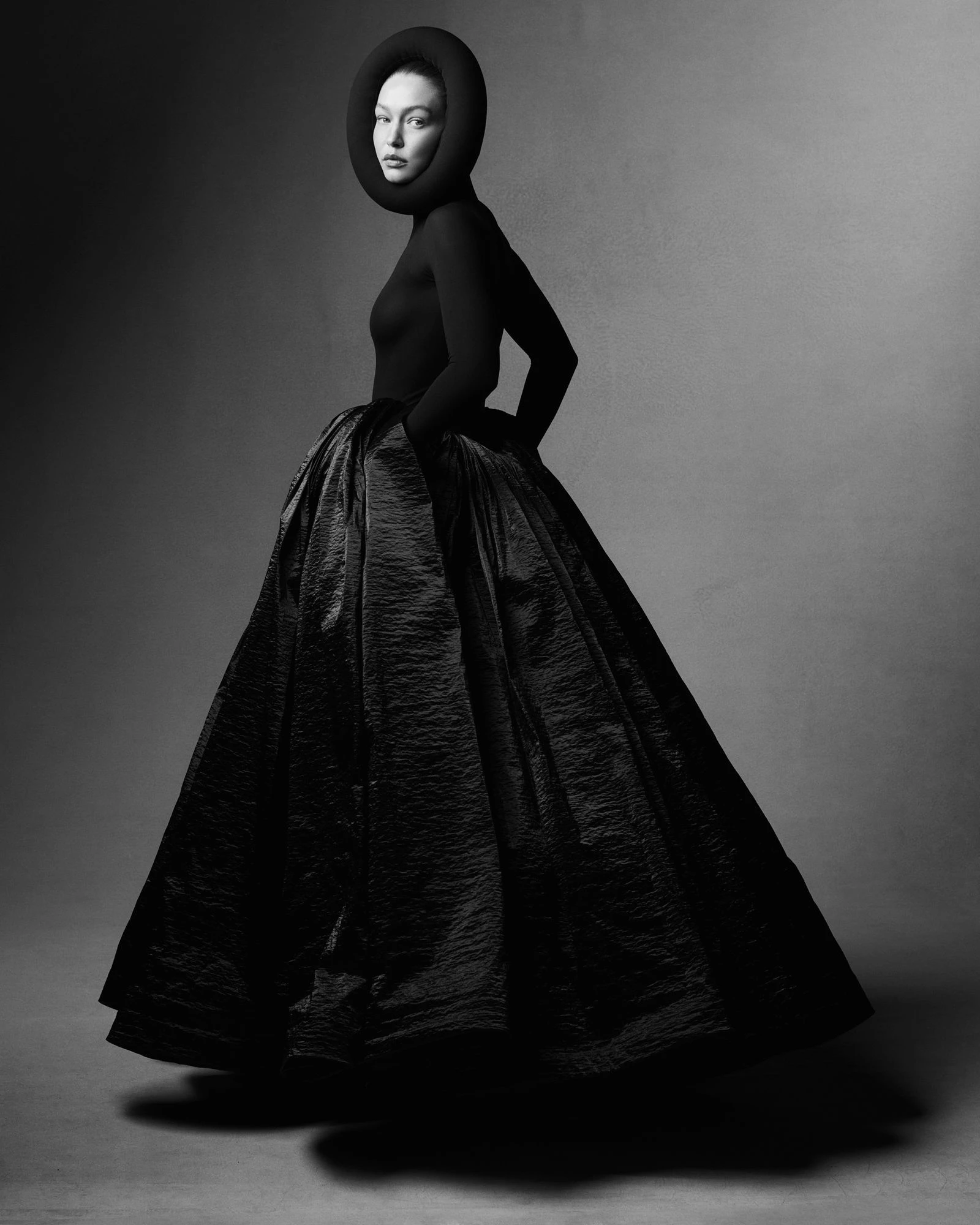 The thin top and the back of Alaïa strengthen to the long dark shats of the mighty Bene Gesserit order for the whole world4