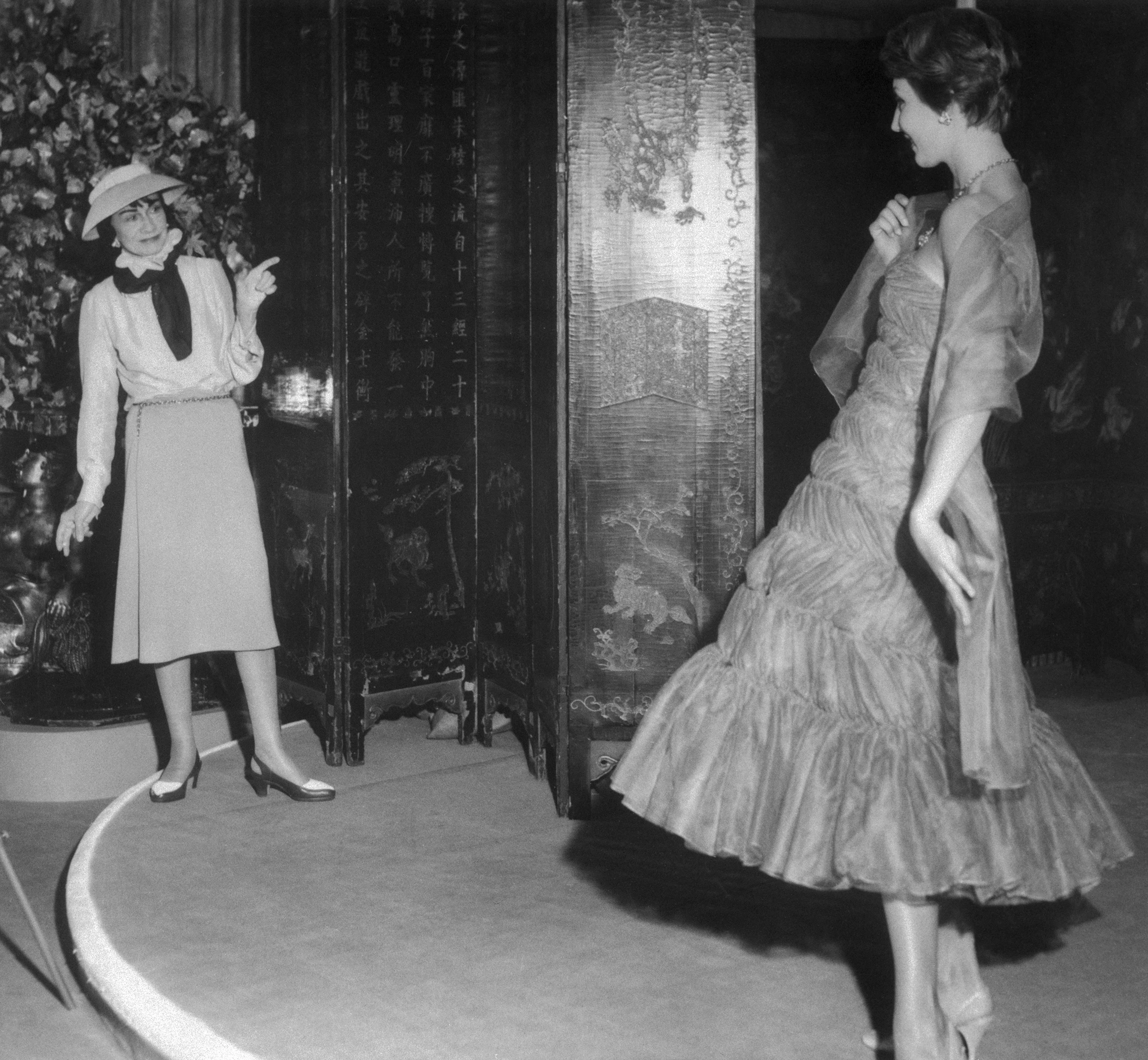 At the fitting room, 1950s3