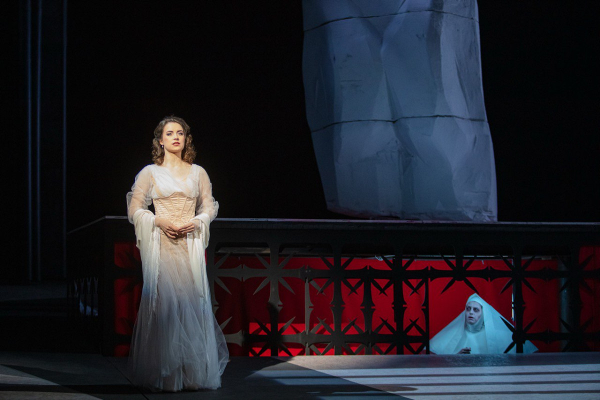 ELLE Exclusive: Interview with Lviv National Opera Star Marianna Tsvetinska2