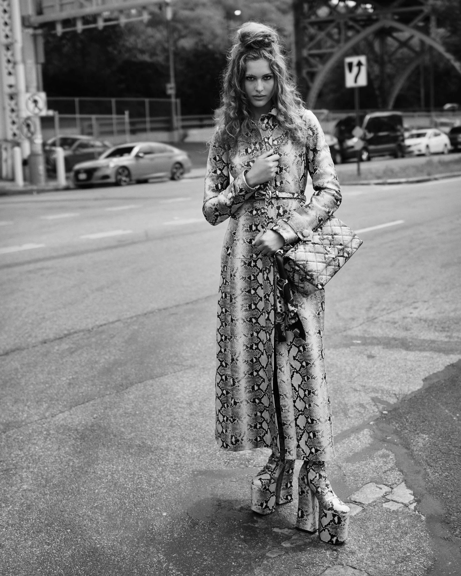 The coat, bag and platform shoes by Marc Jacobs replicate the costume of Arianne Phillips, created for Margot Robbie in the role of Sharon Tate, with maximum accuracy and respect to the original11