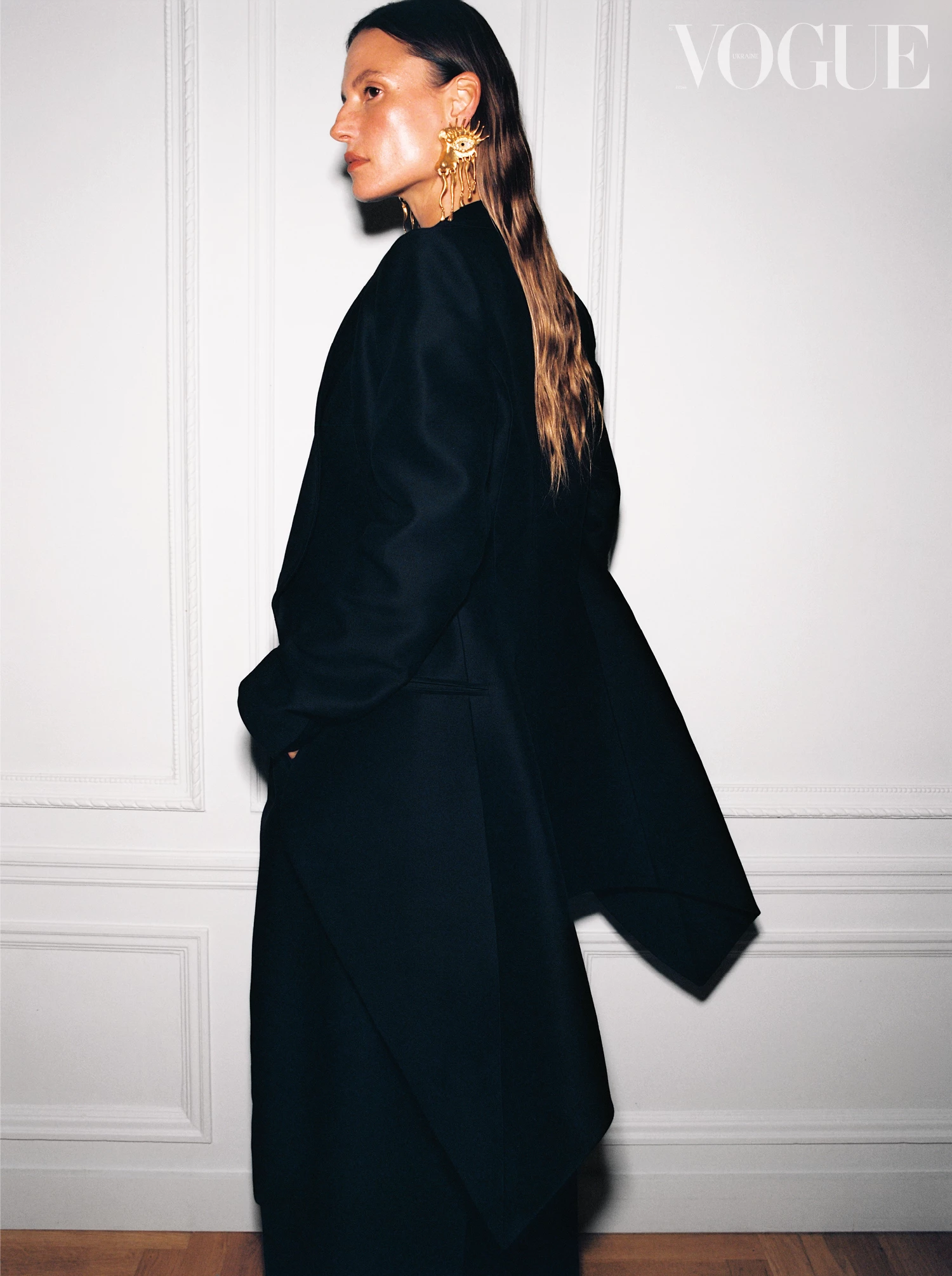 Blazer and trousers in wool and silk, all by Loewe, earrings, brass, crystals, Schiaparelli11