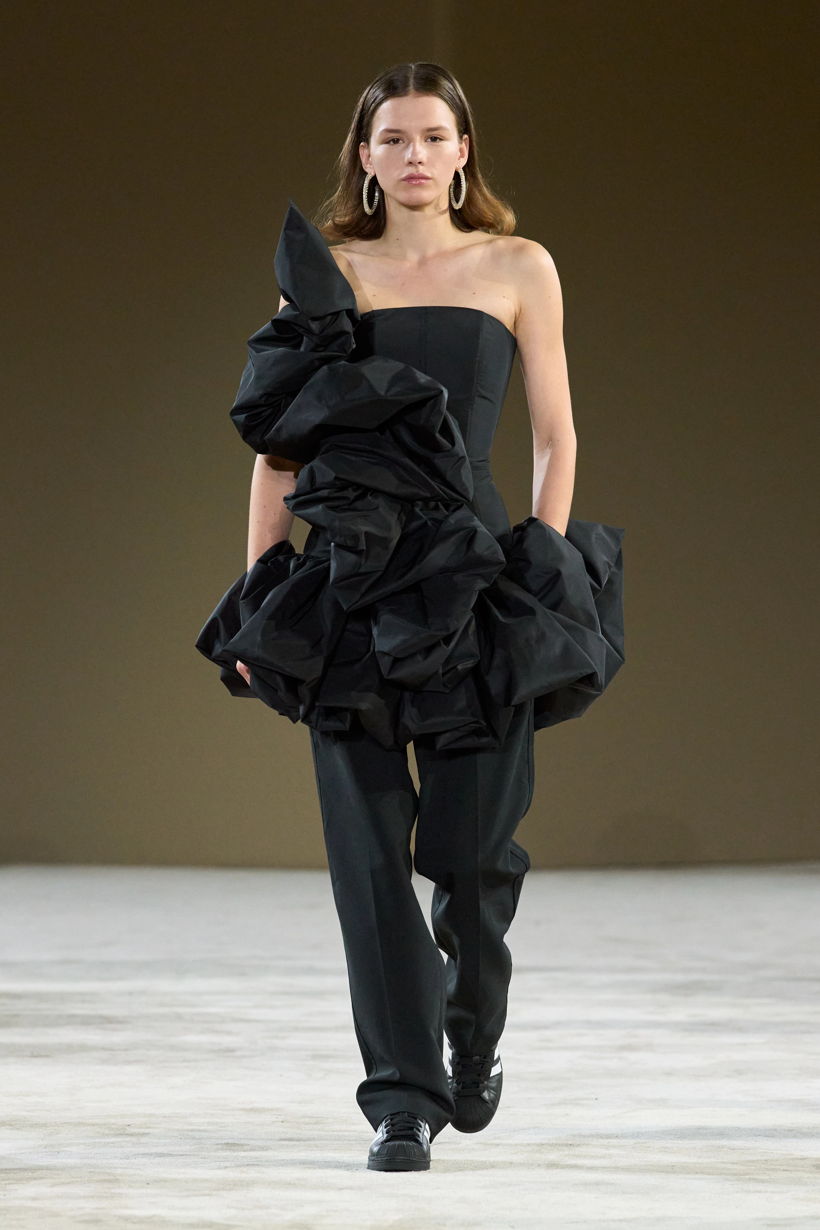GUDU, a Ukrainian label, debuted its latest designs at Bucharest Fashion Week.
7