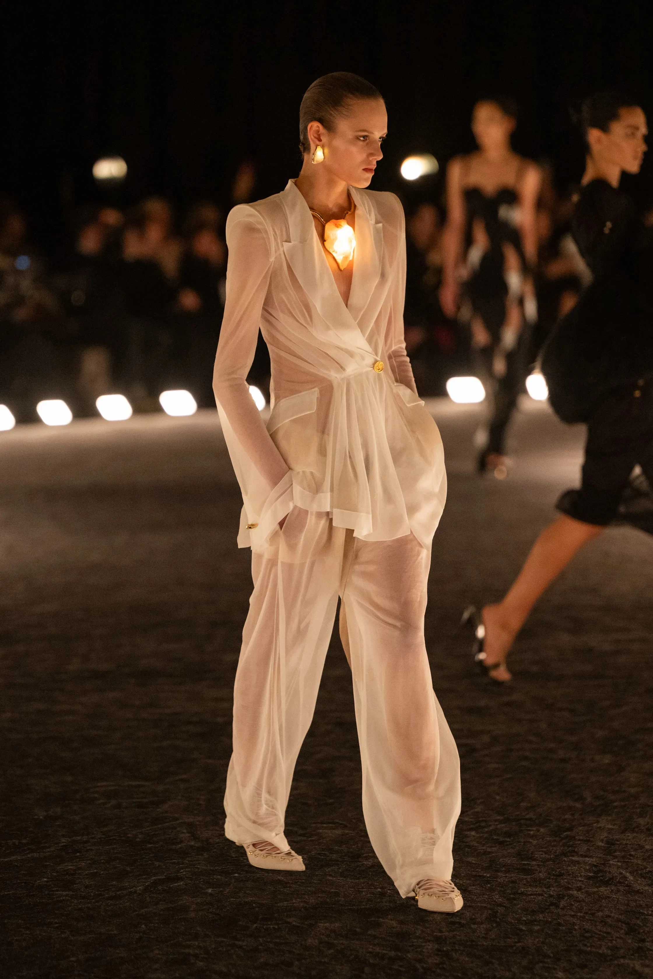 A Sculpted Vision: Schiaparelli's Spring/Summer '26 Debut
4