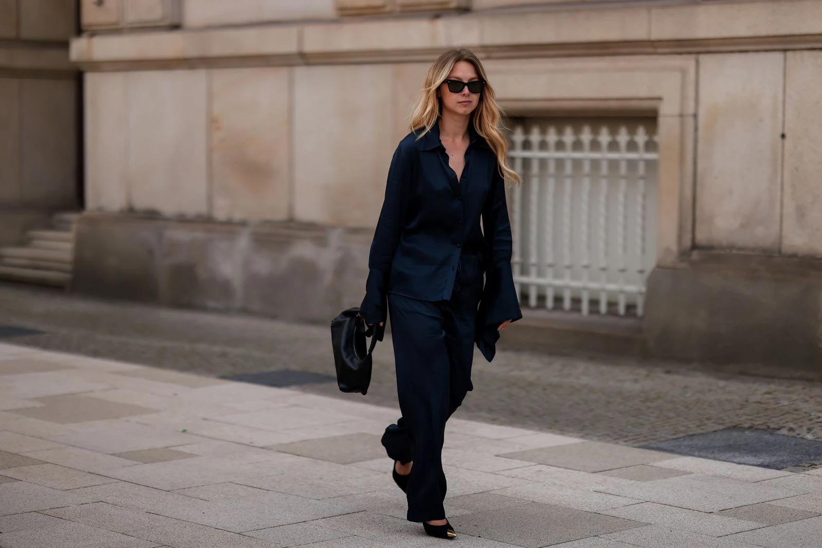 Timeless trousers and chic footwear: autumn's top office style.
0