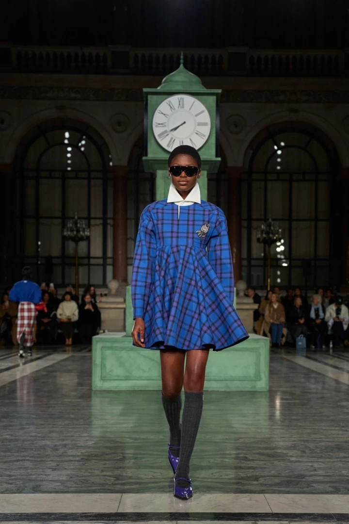 Grunge Refreshed: Sporting Plaid Dresses with Chic Footwear – 7 Trends for Now
7