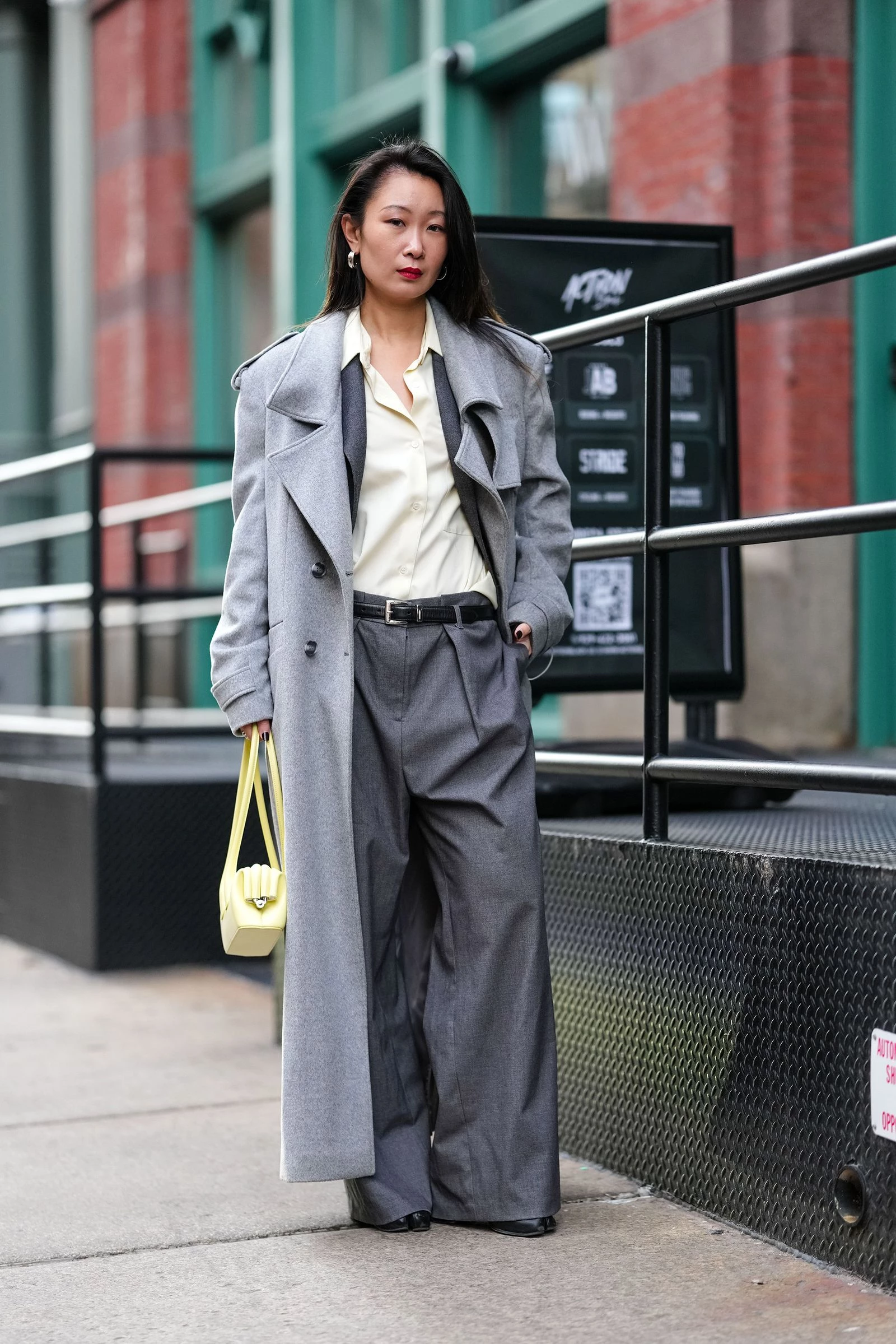 Timeless trousers and chic footwear: autumn's top office style.
5