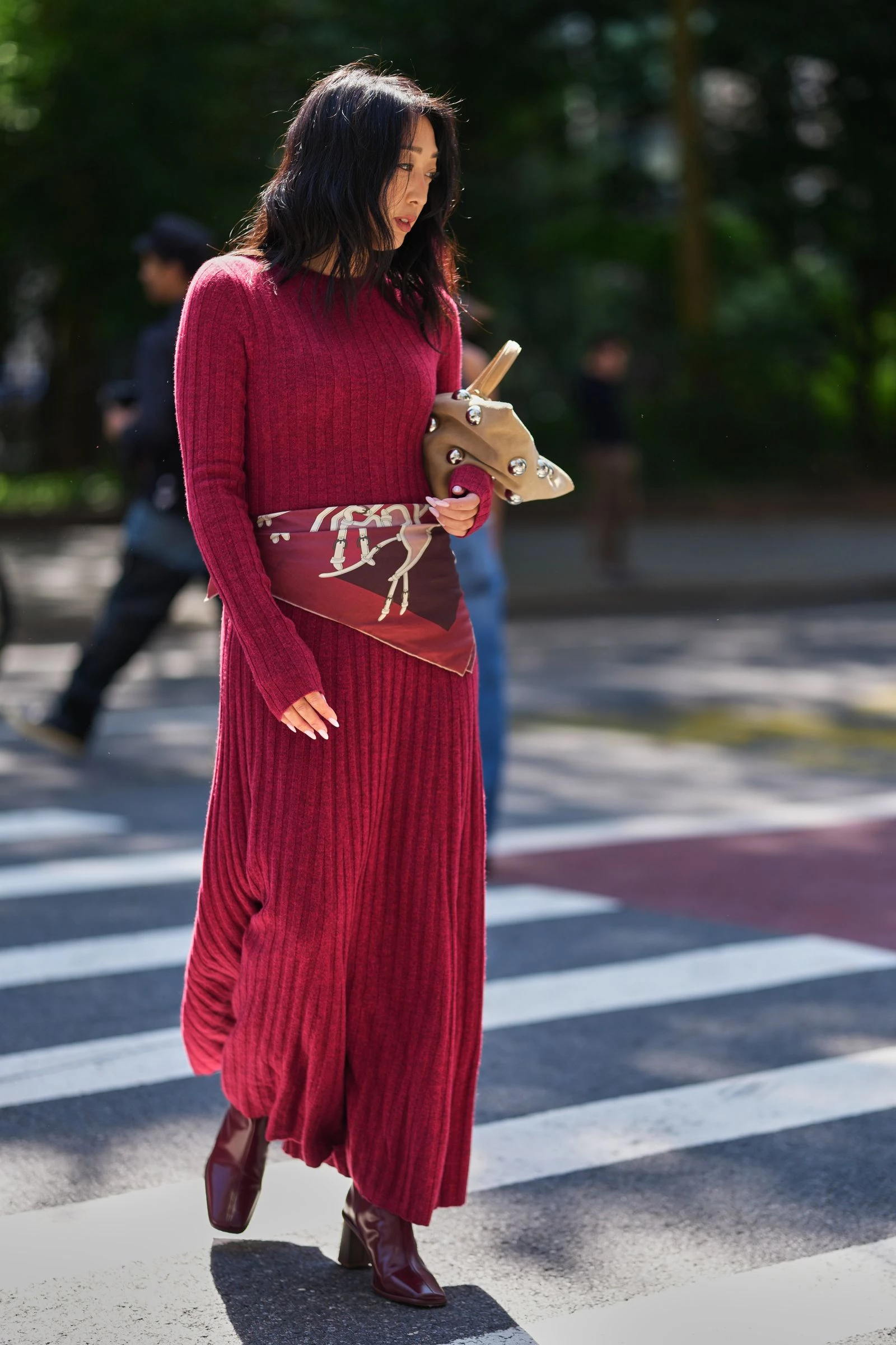 This autumn, ruby-red footwear is the height of fashion.
1