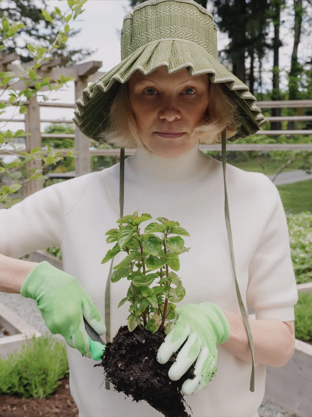 Visiting Pamela Anderson: the actor showed off her home on Uzberezhzhia0