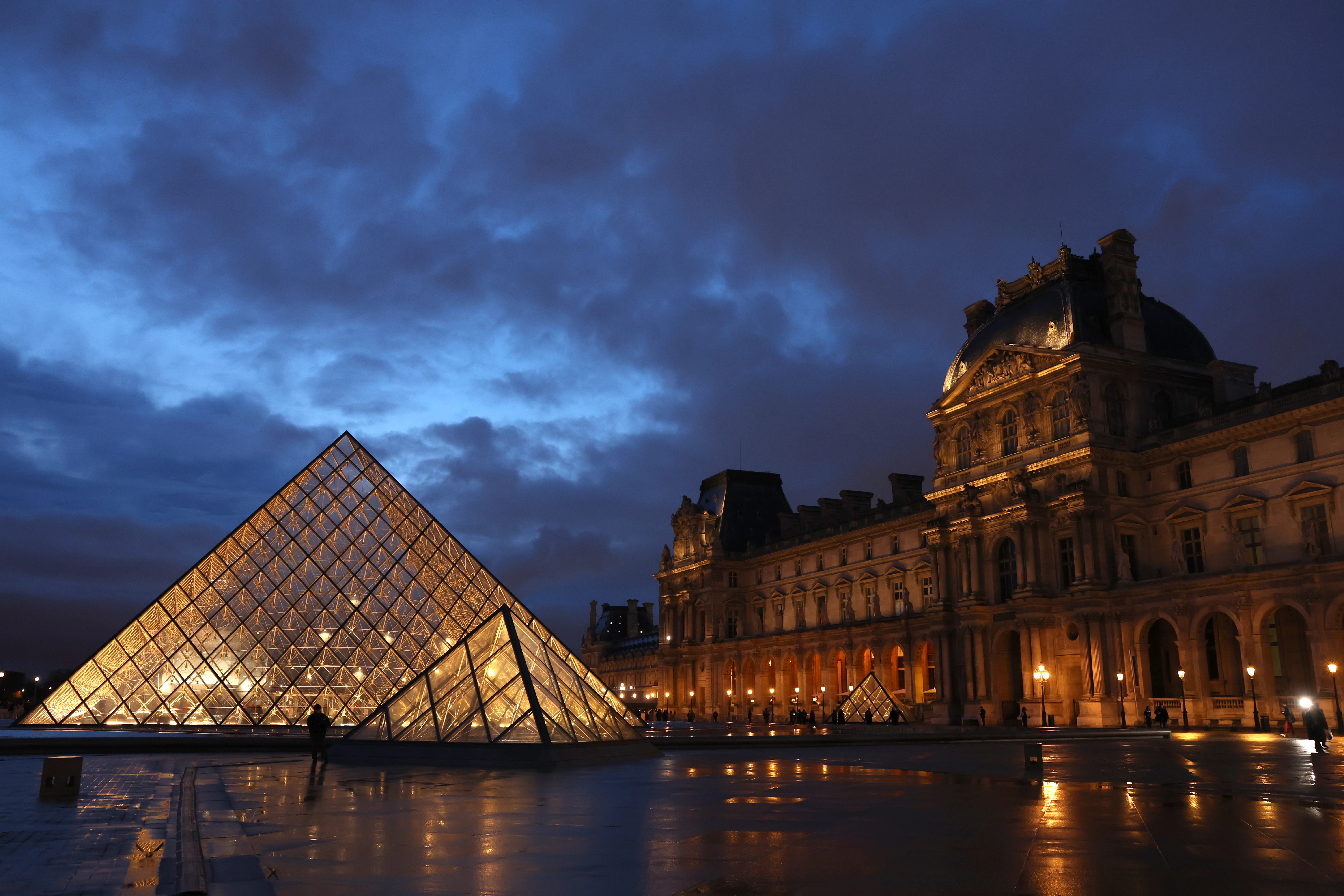 The Louvre was robbed in Paris: what we know0