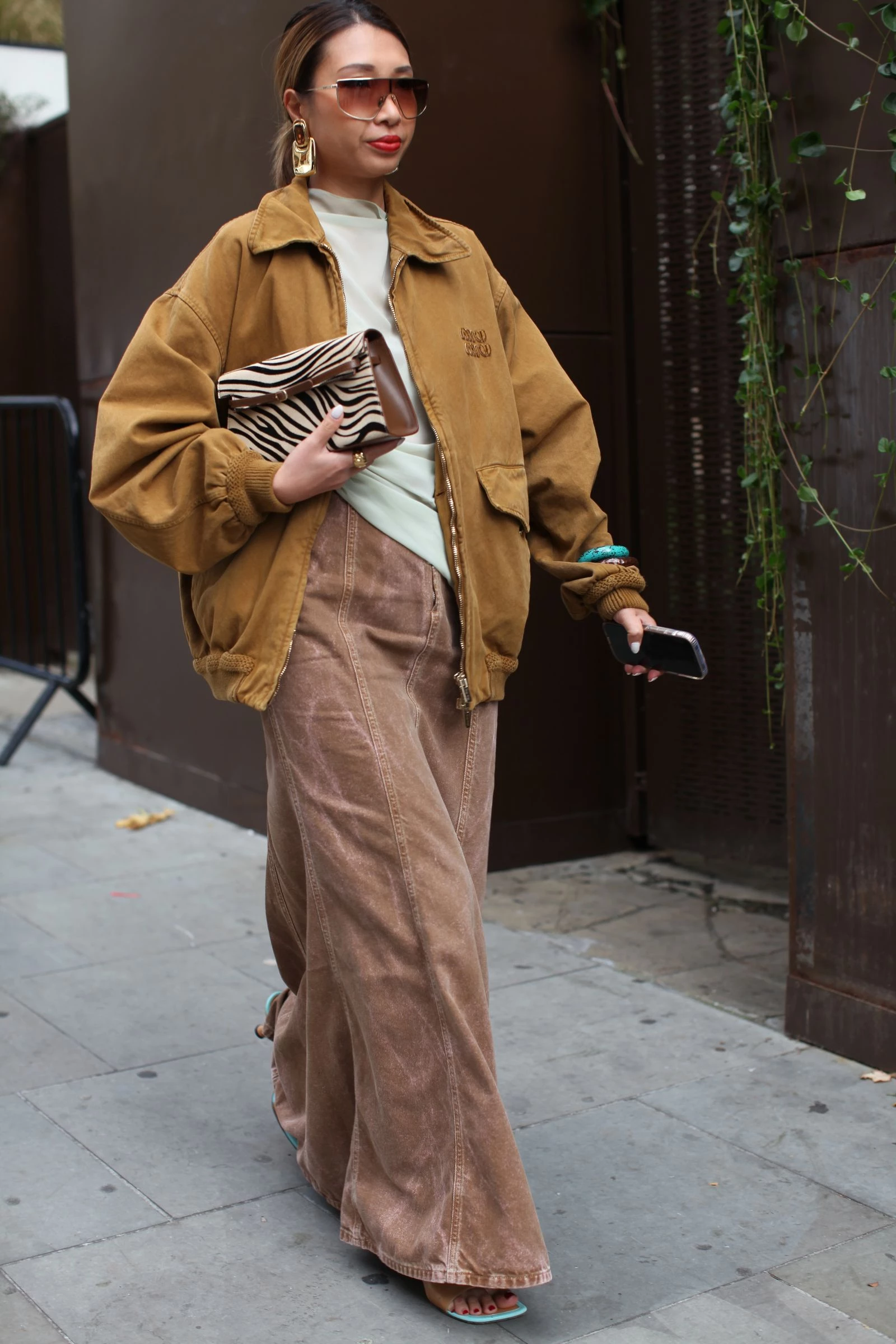 Urban Style: Top 3 Trendy Animal Print Bags This Season
6