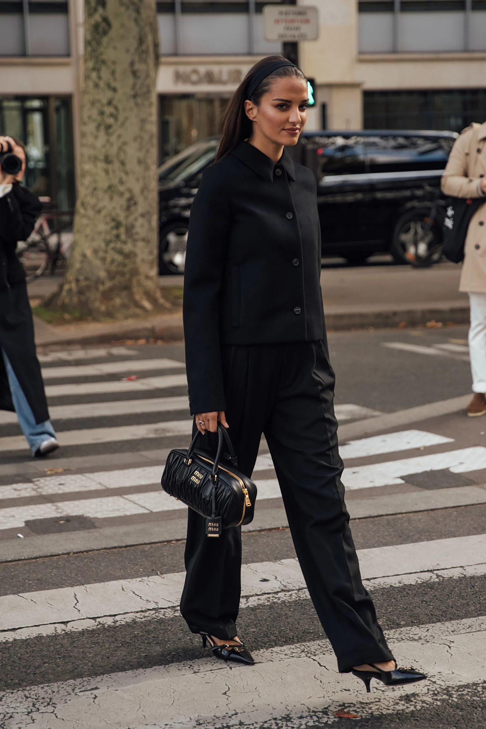 Timeless trousers and chic footwear: autumn's top office style.
4