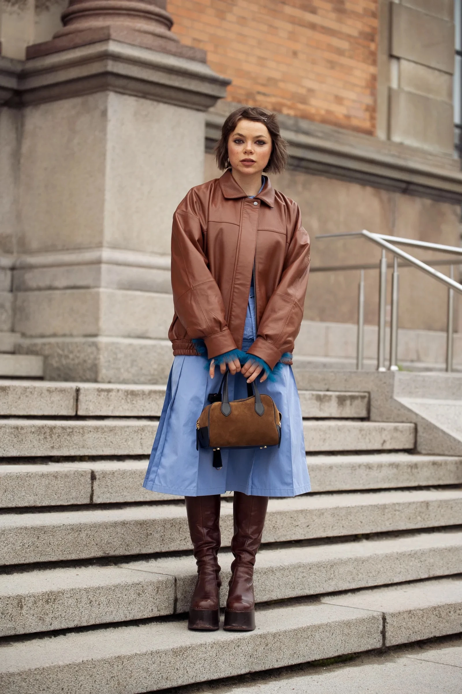 Brown and blue: The chicest pairing of the moment. Four trendy outfits revealed.
4
