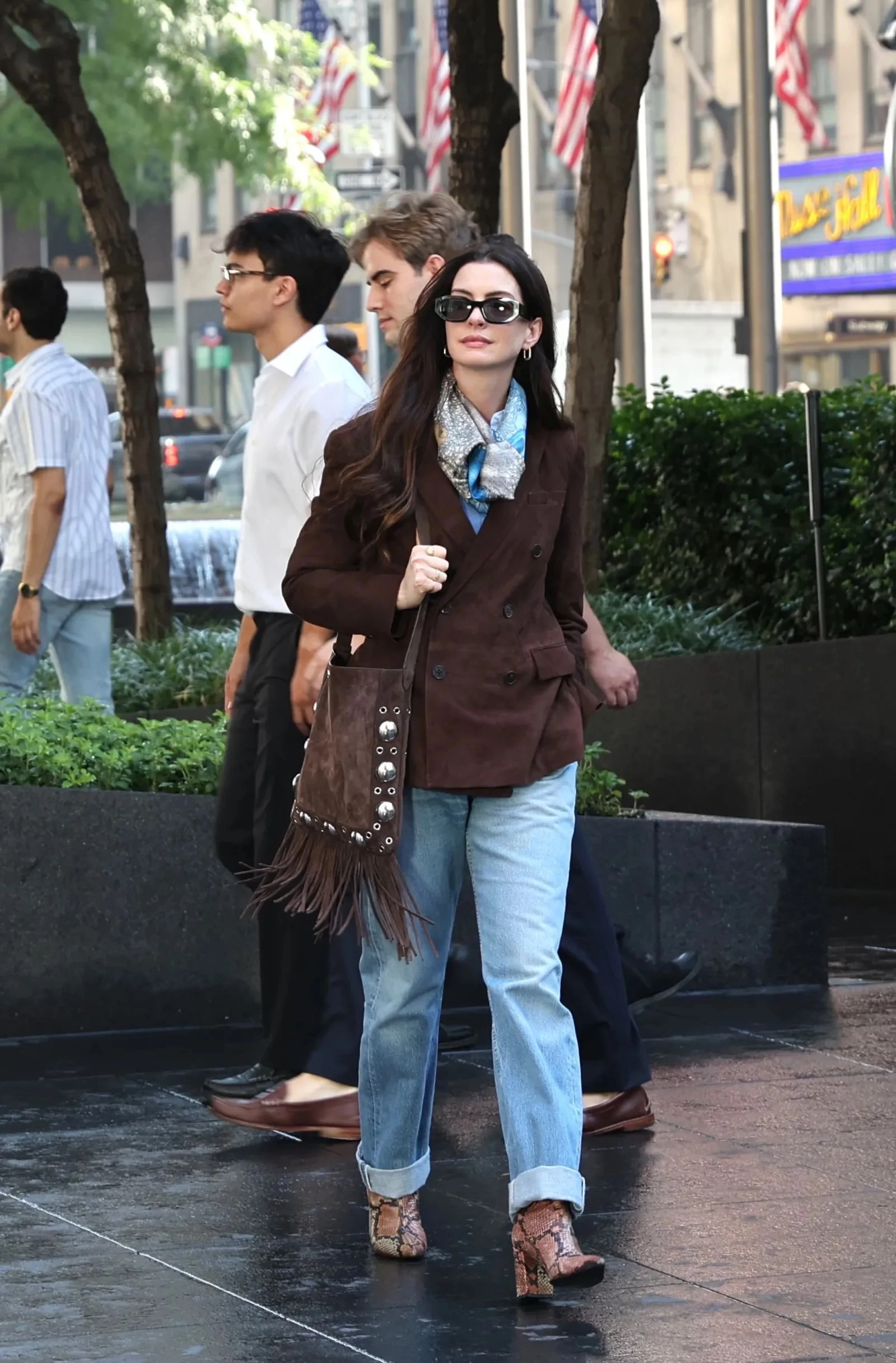 Brown and blue: The chicest pairing of the moment. Four trendy outfits revealed.
2