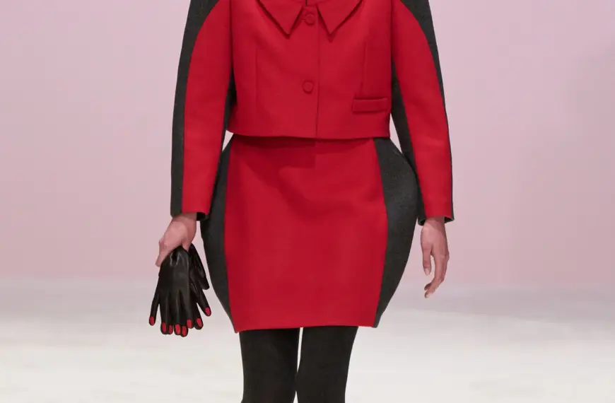 Crimson ballet shoes: a simple seasonal style boost.