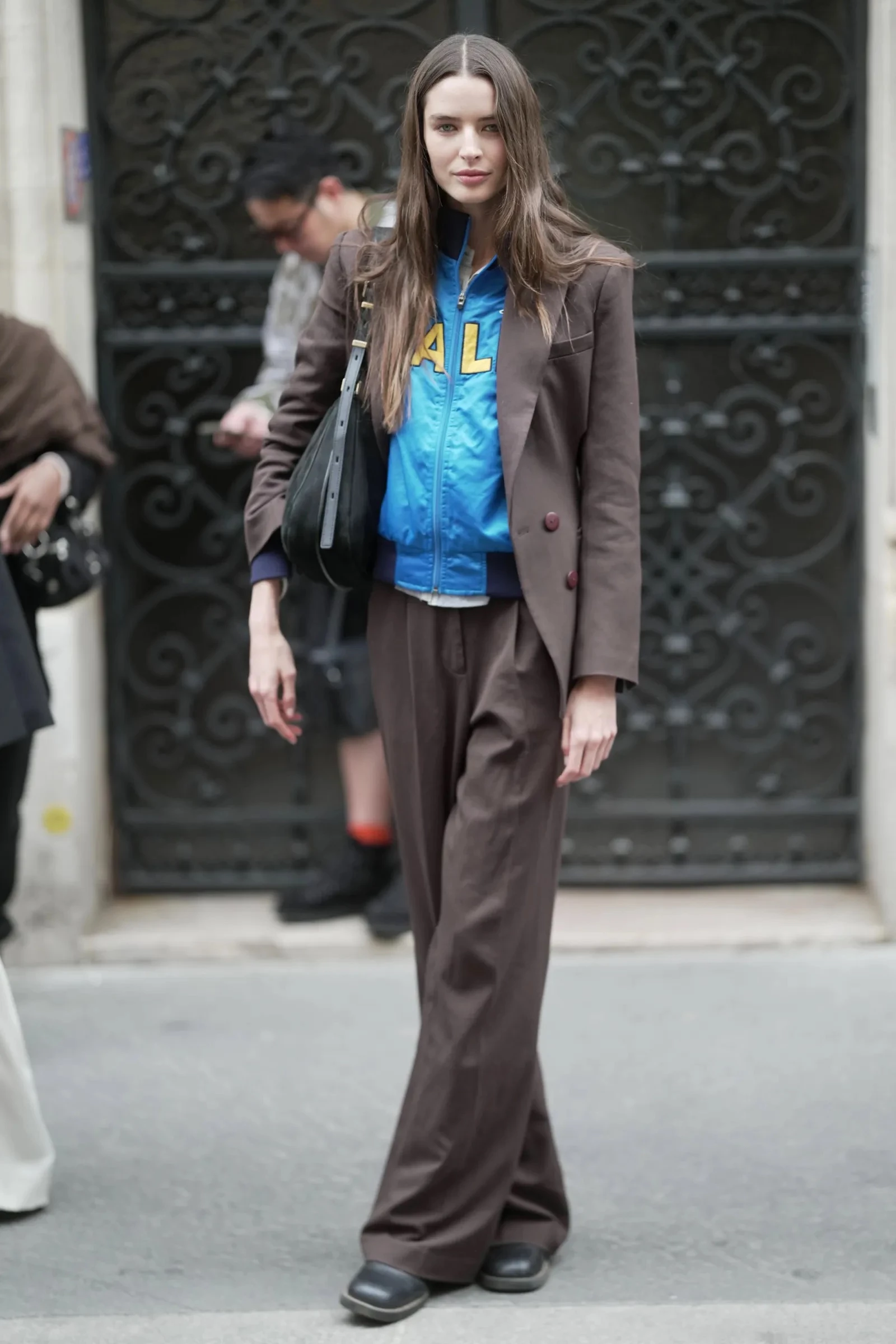 Brown and blue: The chicest pairing of the moment. Four trendy outfits revealed.
3