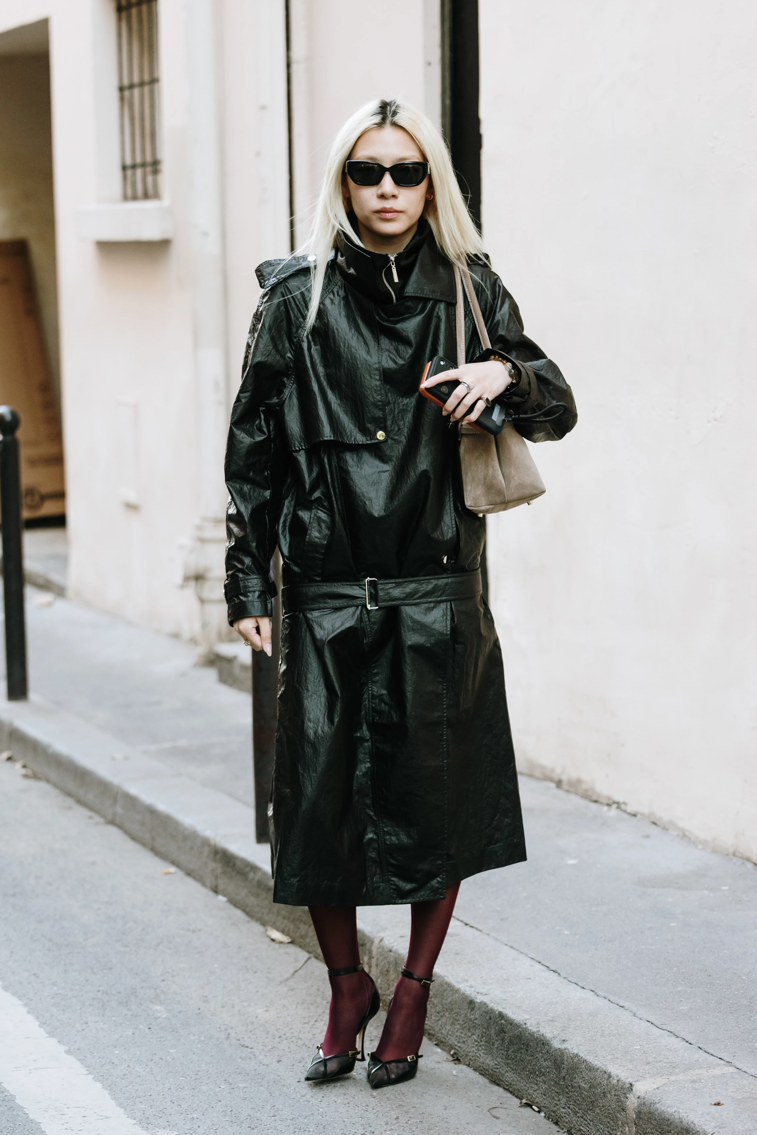 Urban Look: Leather in Dark Hues - Current Craze or Enduring Style?
0