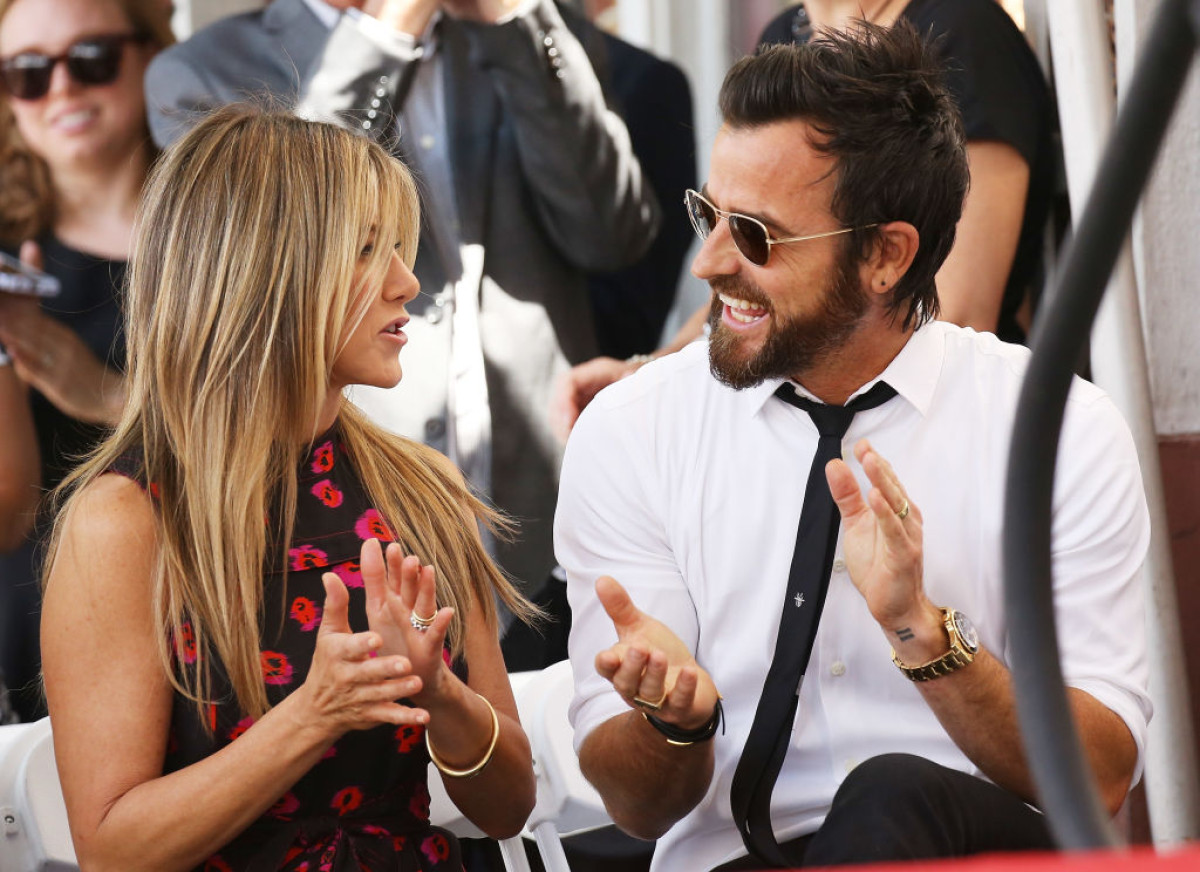 Aniston and Curtis: It's Official!
1