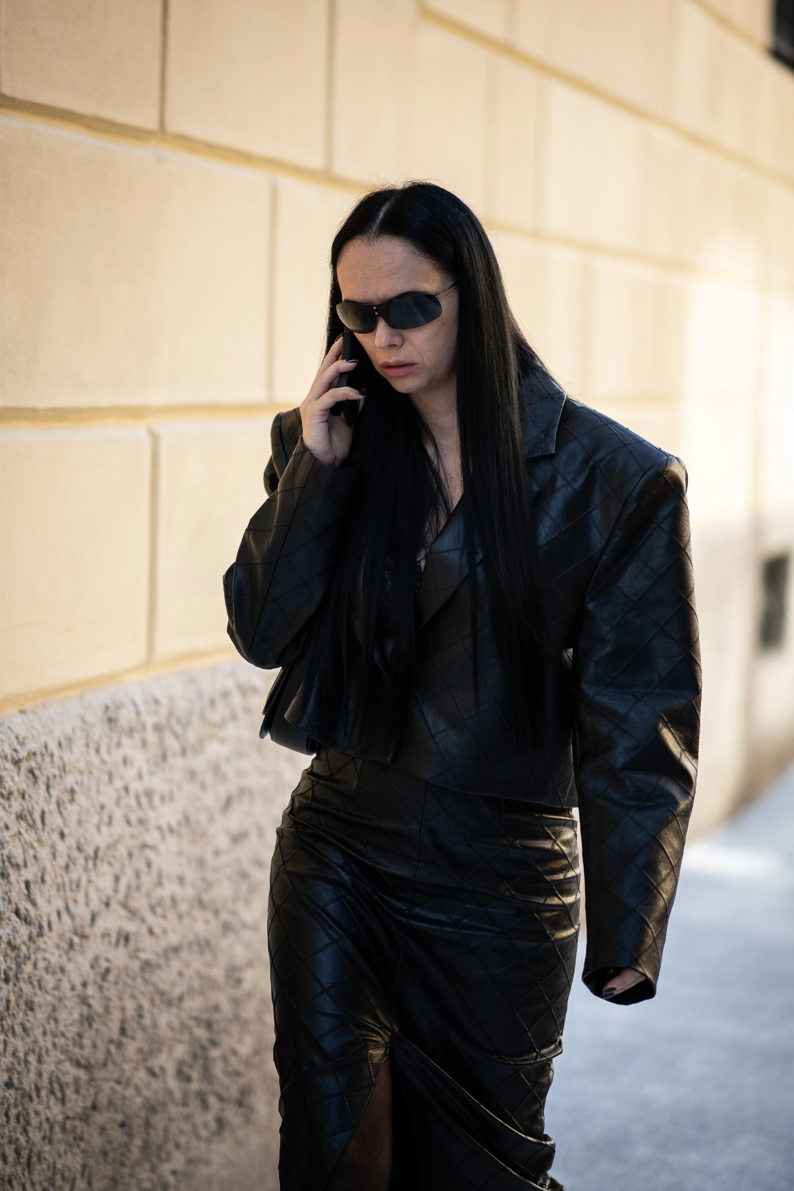 Urban Look: Leather in Dark Hues - Current Craze or Enduring Style?
2