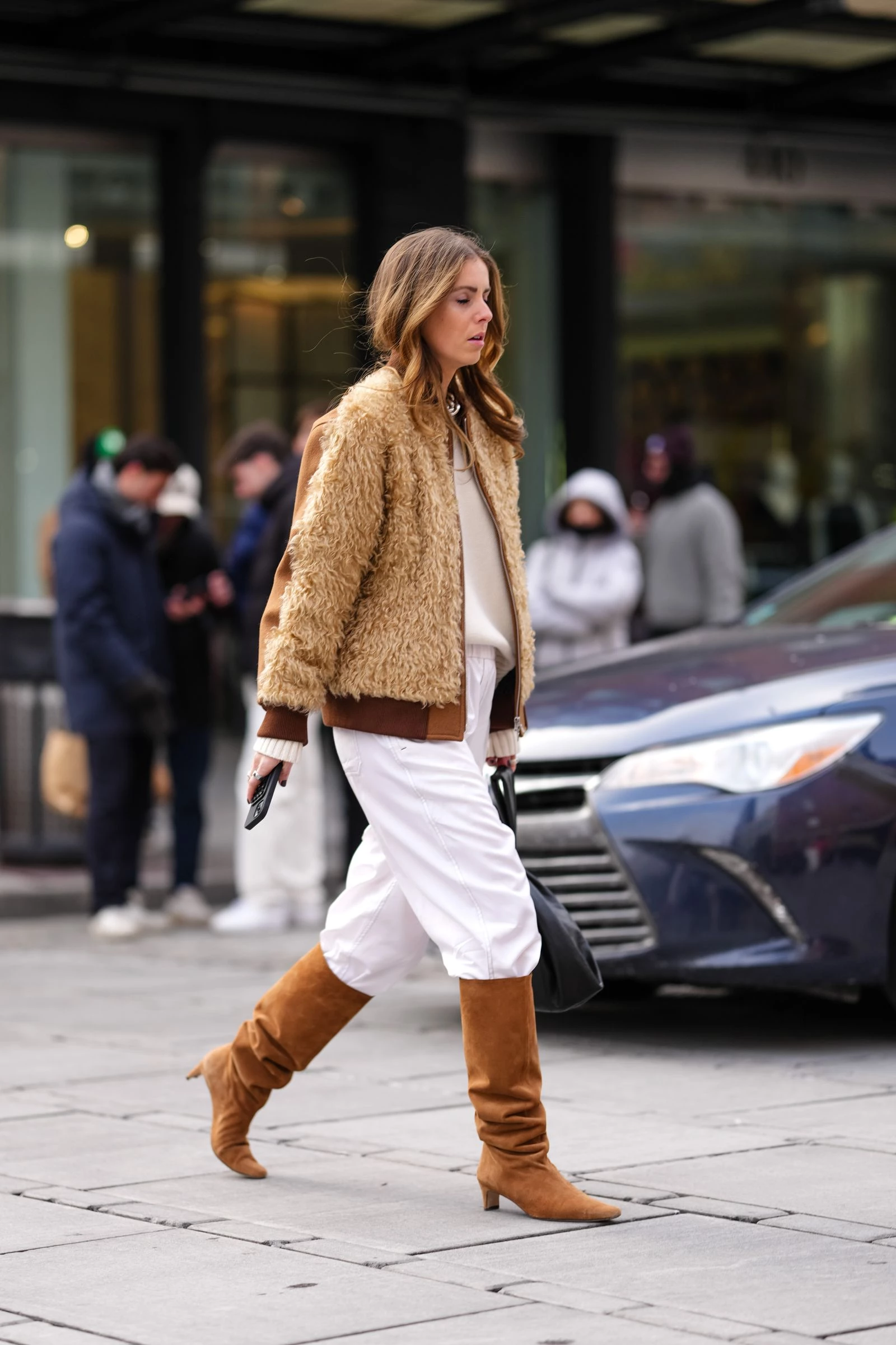 Cream trousers and tan boots: today's hottest pairing
3