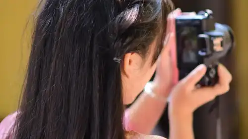 Can an oily scalp be accustomed to washing less often?