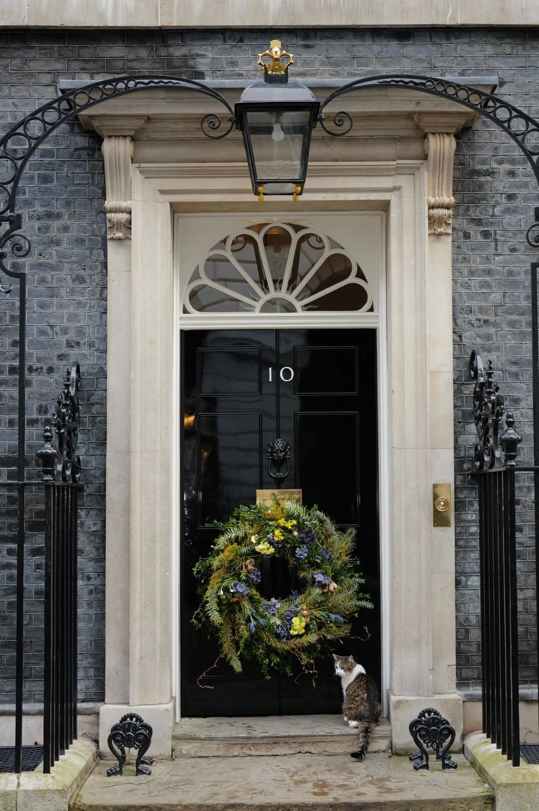 London's most famous door decorated with a willow wreath as a sign of support for Ukraine0