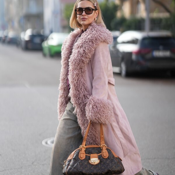 Brown and pink sneakers are the shoe trend of the coming weeks&hellip;