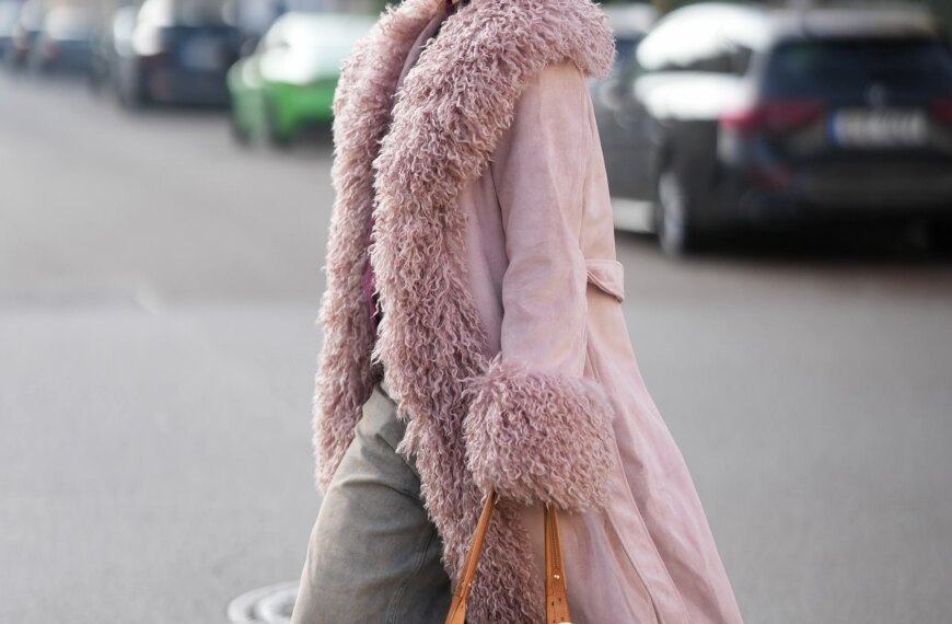 Brown and pink sneakers are the shoe trend of the coming weeks&hellip;