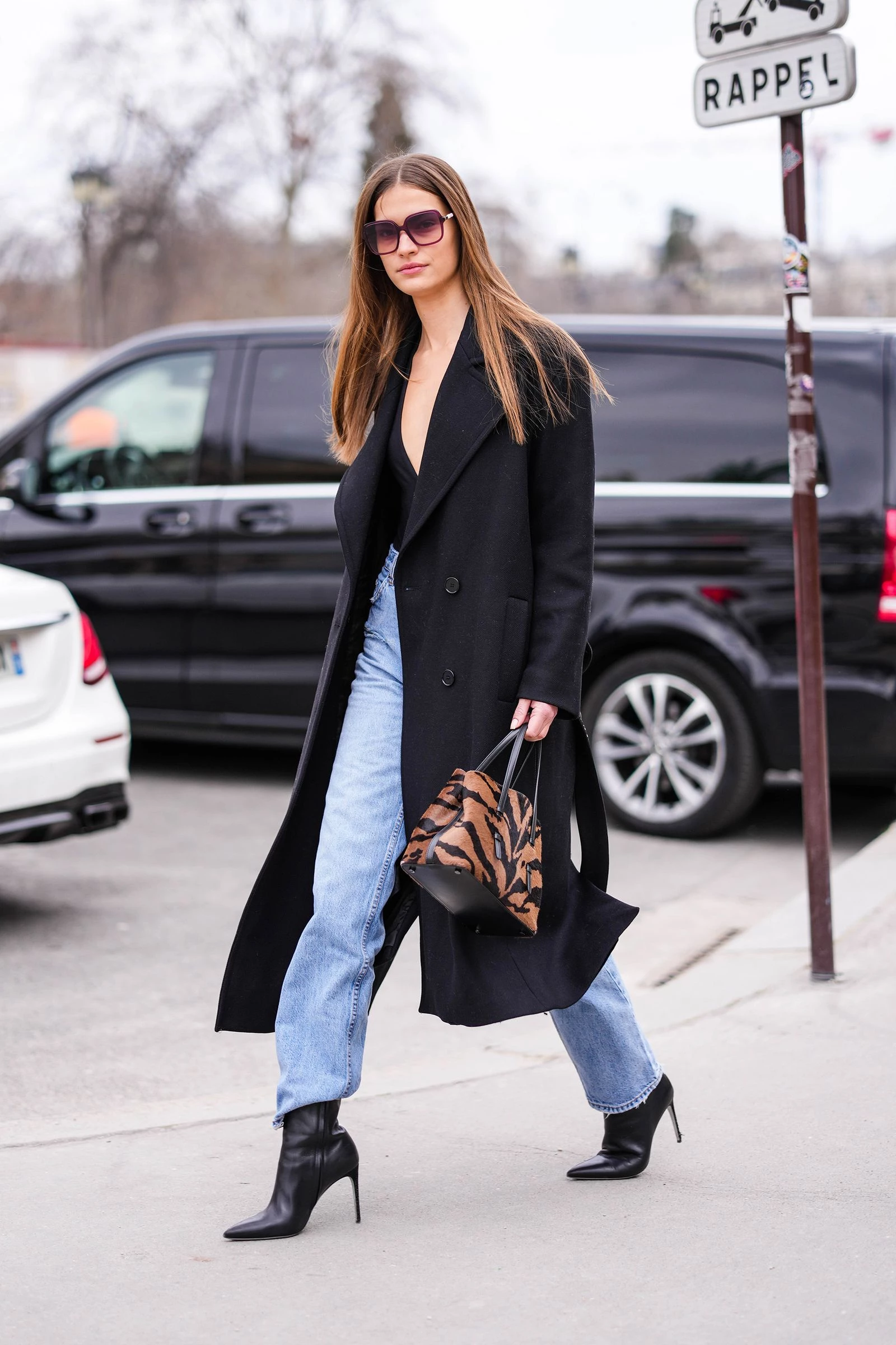 These high-rise jeans are back in style—and here's why everyone's wearing them1
