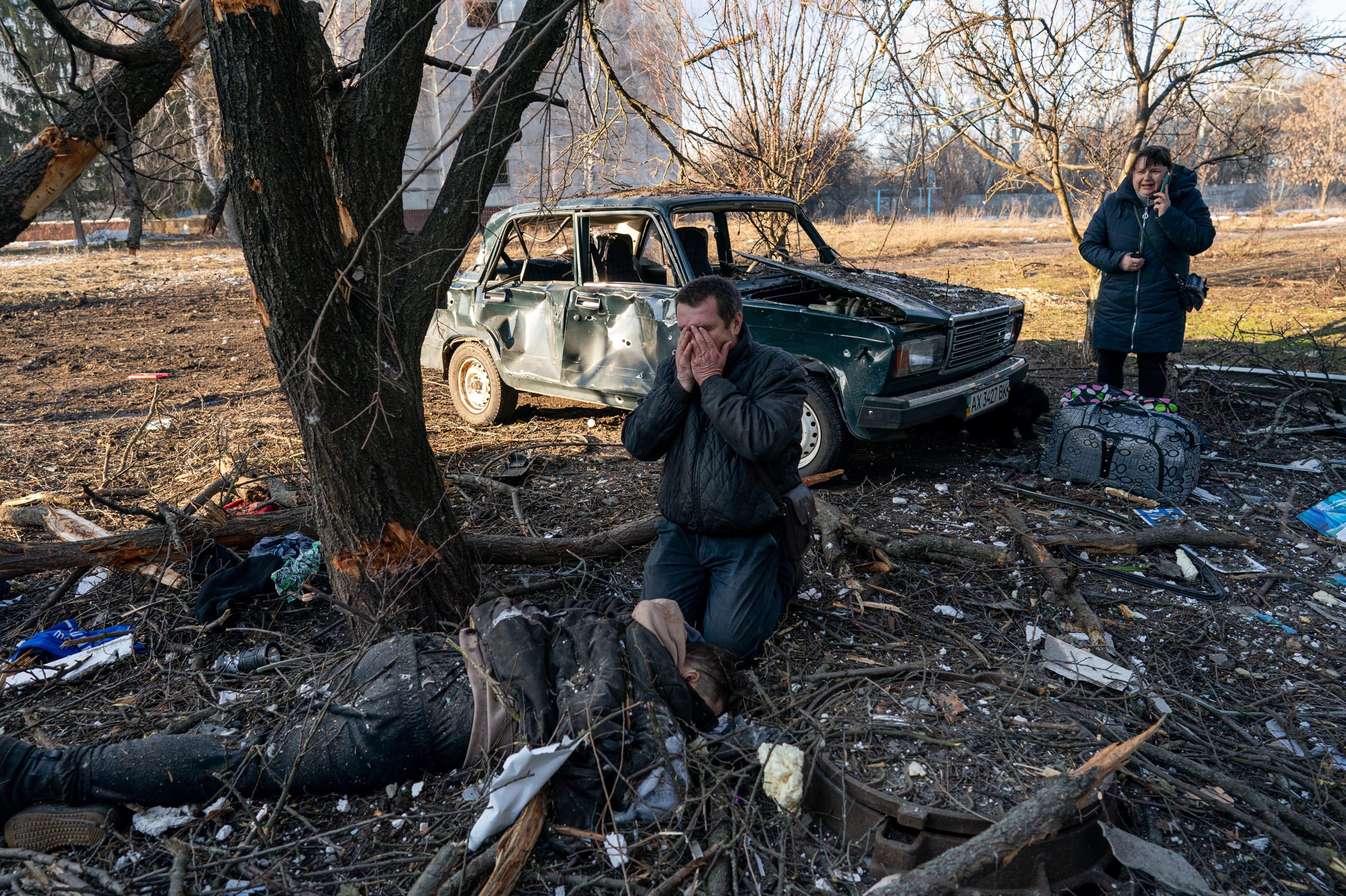 A man cries over the body of a relative — one of the first victims of the war — after a Russian missile strike on a residential area in Chuguiv, February 24, 2022. Photo: Wolfgang Schwan1